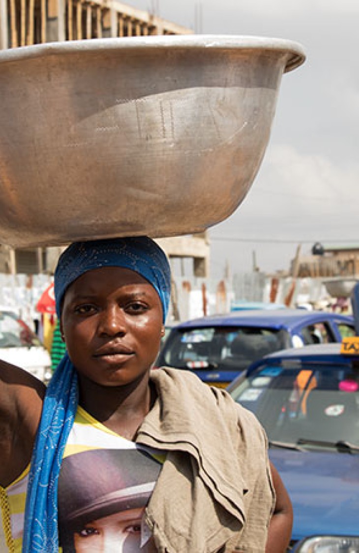 19-årige Deborah har kun gået et enkelt år i skole. Hun lever af at bære ting frem og tilbage for kunderne på et af Accras største markeder.