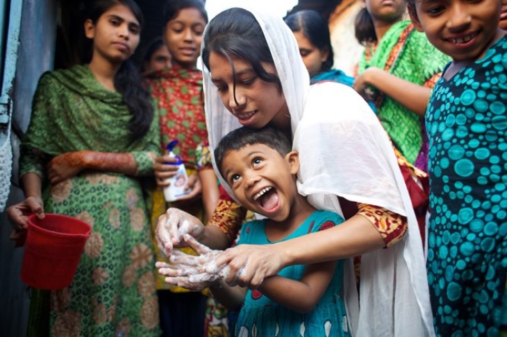 Oxfam er til stede i over 90 lande. Her gennemføres en Oxfam-støttet hygiejneworkshop i Bangladesh.