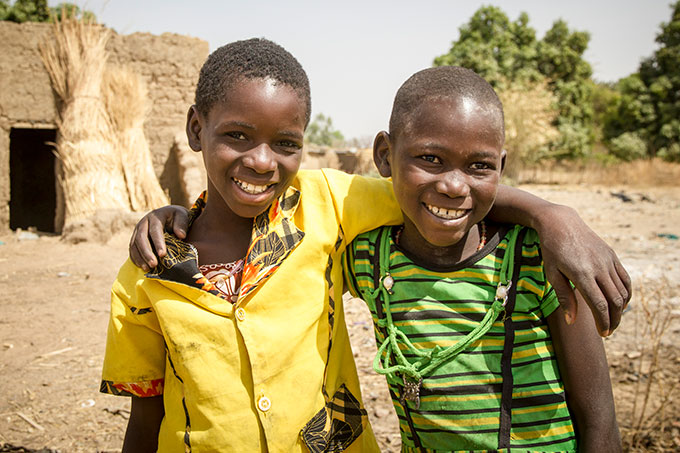 Elisa og hendes veninde, Fati, er 9 år og nogle af de børn, som arbejder i guldminerne i Burkina Faso i stedet for at gå i skole. 