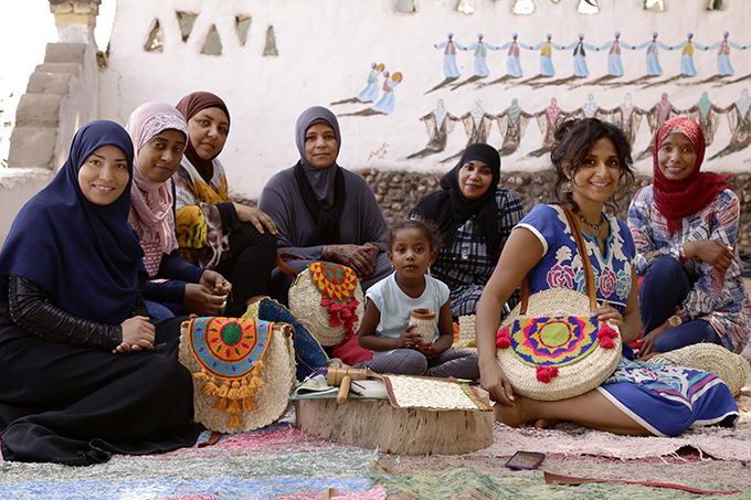 Rasha Gamal (nummer tre fra venstre) er en af stifterne af kooperativet, der allerede sidste år havde mere end fordoblet deres overskud. Kvinderne får efteruddannelse gennem Better Lives, som er støttet af Oxfam IBIS under Dansk-Arabisk Partnerskabsprogram www.oxfamibis.dk/dapp