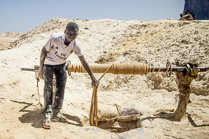 Bassirou på 15 år arbejder i guldminen i Nobsin. Med pengene fra ulandskalenderen 2017 vil Oxfam IBIS sørge for, at flere af Burkina Fasos børn kommer i skole i stedet for at arbejde i minerne.