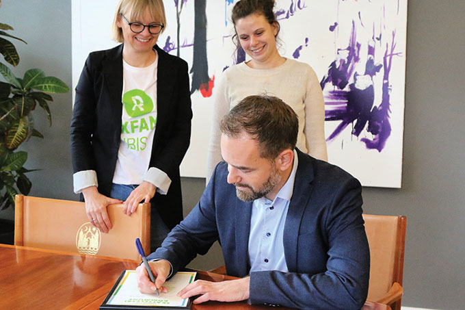 Aarhus-borgmester Jacob Bundsgaard (S) underskriver charteret sammen med kampagneleder Stine Bang og frivilligkoordinator Katrine Jørgensen fra Oxfam IBIS 