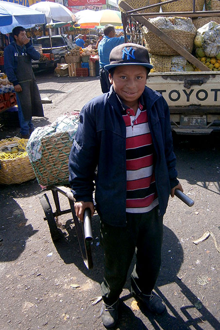 esvin-and-his-wagon-carrier-at-the-market-xela-guatemala-2015-photo-claudia-pujol-rosenlund-680x453.jpg