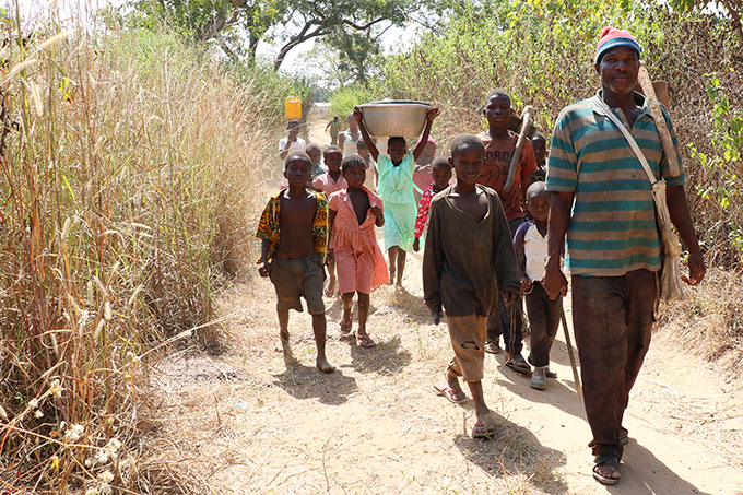 Tagar Nteye og hans børneflok er på vej i marken. Drengene skal hjælpe med at rydde bushen, pigerne bære grene og kviste væk