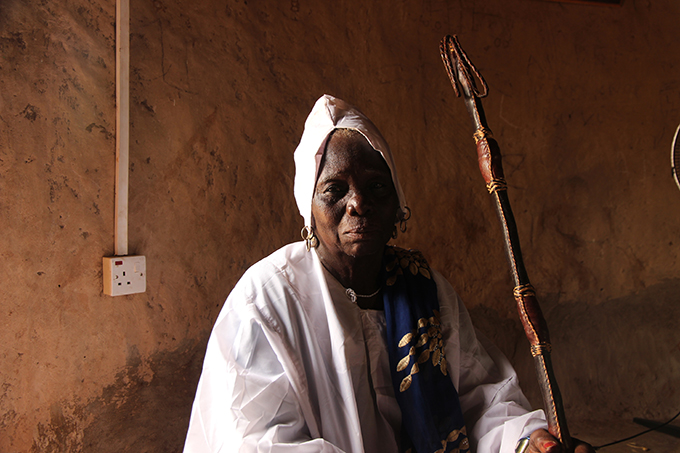 Tidjo Kpatu-Naa er omgivet af landsbyens ældste. Når nogen i de 11 samfund, hun er kvindehøvding for, beder hende om råd, må de rejse til Tidjo for at tale med hende. Det kan dog også være, at hun sender en repræsentant ud, som hun stoler på: ”Det skal foregå fredeligt. Der skal ikke være ballade,” forklarer hun. 