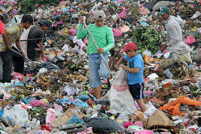 Der er fortsat en lille milliard, der går sultne i seng hver aften. Her samler børn skrald på lossepladsen i Nicaraguas hovedstad Managua. 