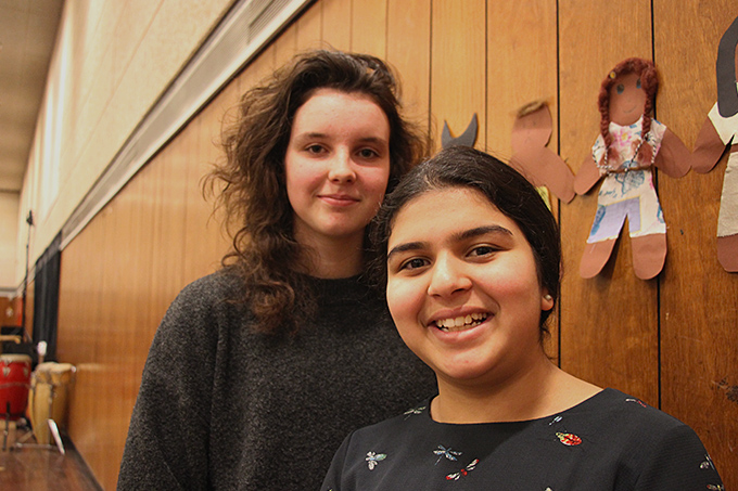 Kathrine Brockmann og Aia Idriss fra 7.Y er stolte af, at deres koncerter har indsamlet tusindvis af kroner, som skal gå til at hjælpe udsatte børn i Jordan til en god skolegang.