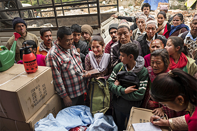 Indbyggerne i landsbyen Lamosanghu i Nepal modtager nødhjælp fra Oxfam