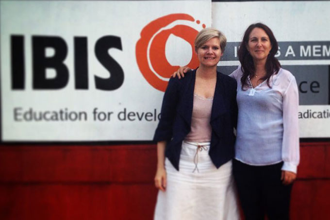 IBIS' forkvinde Mette Müller på et besøg i Liberia. Her sammen med daværende landedirektør Rosalind Hansson-Alp. 