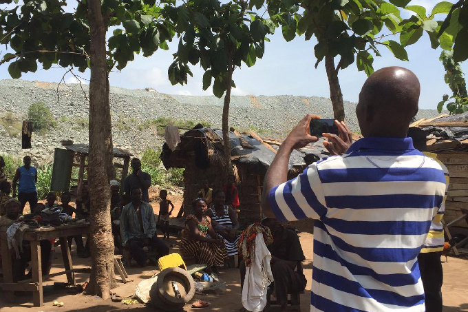 Mineaktivister dokumenterer bjerget af stenaffald fra minen, der bliver større dag for dag. Landsbyen Kantinka i Ghana har nu brug for advokathjælp til at holde mineselskabet ansvarligt.