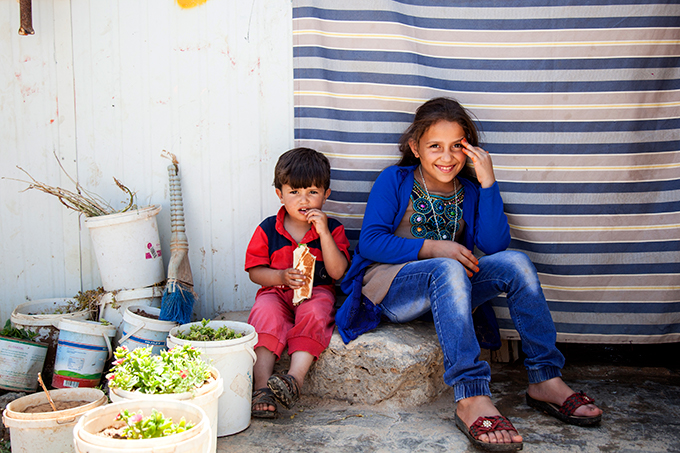 muna-w-family-zaatari-refugee-camp-jordan-photo-william-vest-lillesoe-680x453.jpg