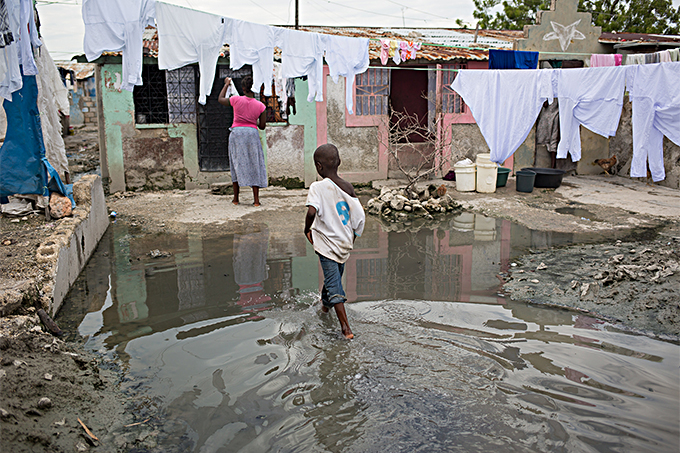 Orkanen Matthew har fyldt gaderne og husene med forurenet vand i bydelen Cité Soleil i Haitis hovedstad Port-au-Prince. 