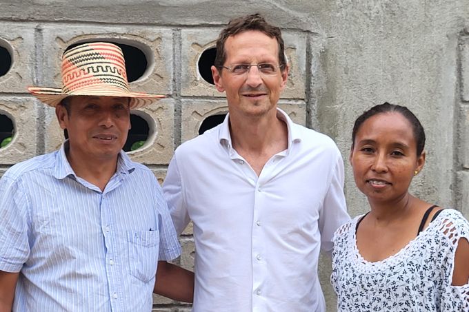 Lars Koch sammen med to lokale aktivister, Carmen Sierra, lærer i El Rosillo og Misael Socaras, koordinator for vand i Fuerza Mujer Wayúu, der begge er stærkt involverede i kampen mod Cerrejon. 