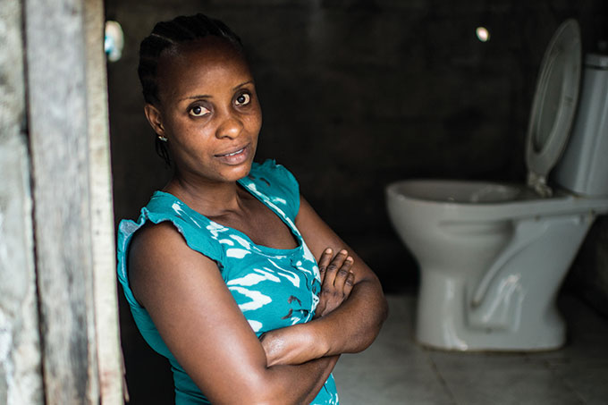 patricia-darbeh-ejer-af-ormetoilet-liberia-foto-tommy-trenchard-680x453.jpg
