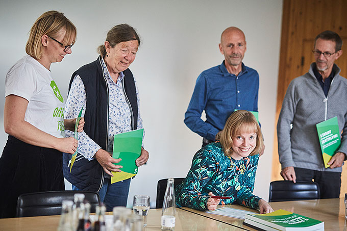 Daværende borgmester i Roskilde, Joy Mogensen (S), underskriver Charter for Skattelyfri Kommuner sammen med en gruppe lokale frivillige