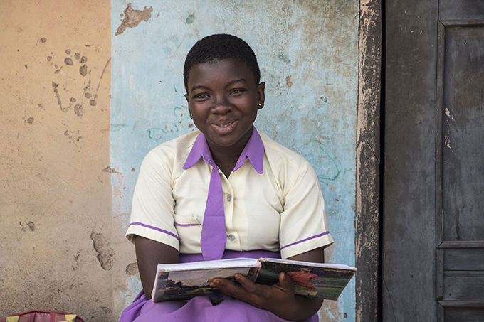 15-årige Hadisah foran sit hjem i det nordlige Ghana. Her bor hun sammen med sin bedstemor. Moderen er død, og faderen bor hos en anden kone. 