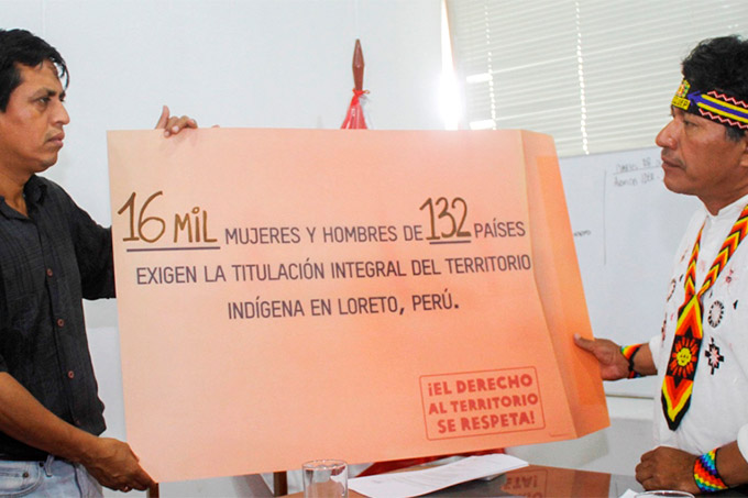 Teddy Guerra overrækker de indsamlede underskrifter til den regionale guvernør i Loreto