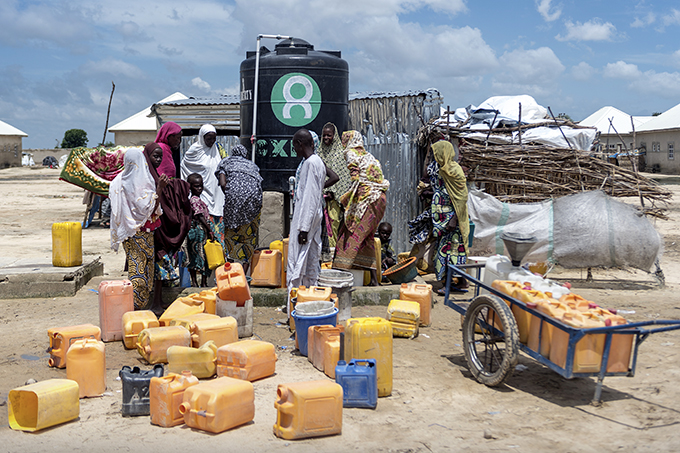 Oxfam sørger blandt andet for rent vand til de mange tusinde mænd, kvinder og børn, der er på flugt fra sult og konflikt. Her i flygtningelejren Farm State i Nigeria. 