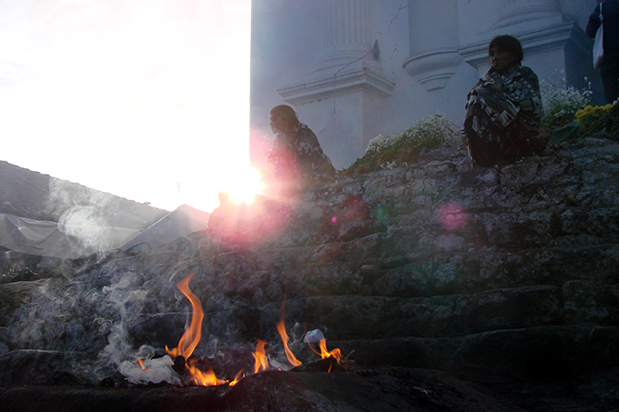 Ceremoniel ild foran en kirke i Guatemala
