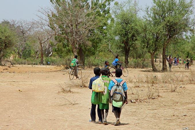 Børn på vej til skole i Burkina Faso.