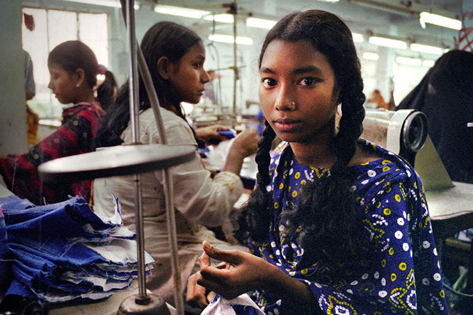 Unge arbejdere på en tekstilfabrik i Bangladesh