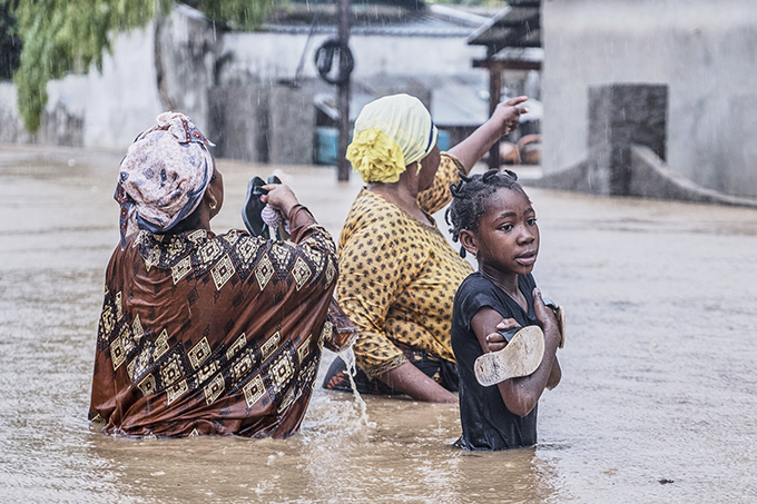 women-in-the-floods-northern-mozambique-foto-tommy-trenchard-680x45353-0.jpg