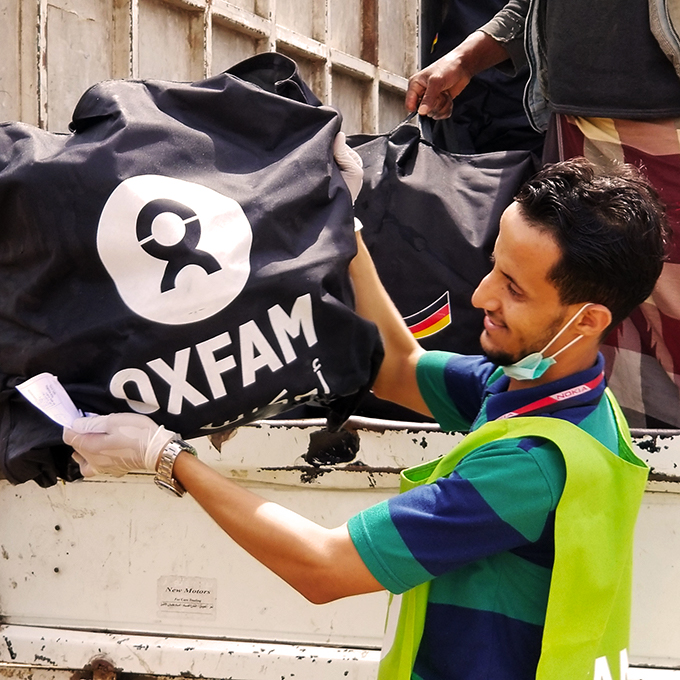 hygiene-kit-distribution-taiz-yemen-foto-hitham-ahmed-oxfam-680x680.jpg