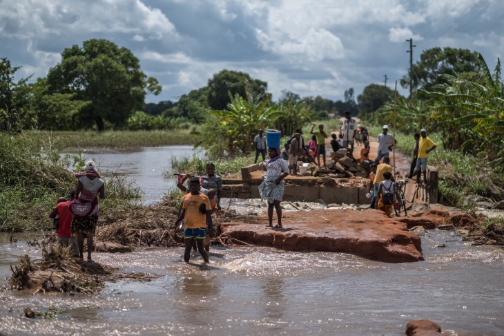 cyclone-kenneth_mozambiquepeople-walk-through-flood-water-along-the-road-from-pemba-to-metuje_cut-off-fromhealthfacility.jpg