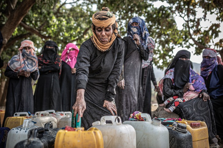 suad-hassan-collects-water-in-a-jerry-can.-she-fled-the-region-of-taiz-because-of-armed-clashes.-she-lives-in-a-tent-al-malika_pablo-tosco.jpg