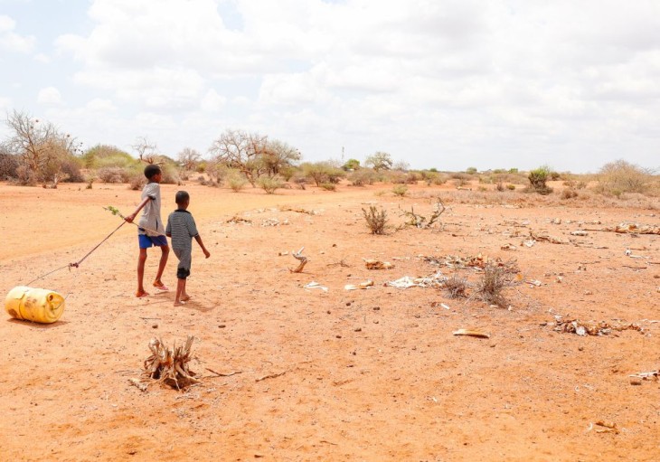 To børn trækker to rullende vanddunke på vej hjem til Wajir County. Tørken har næsten slået alle dyr i området ihjel.
