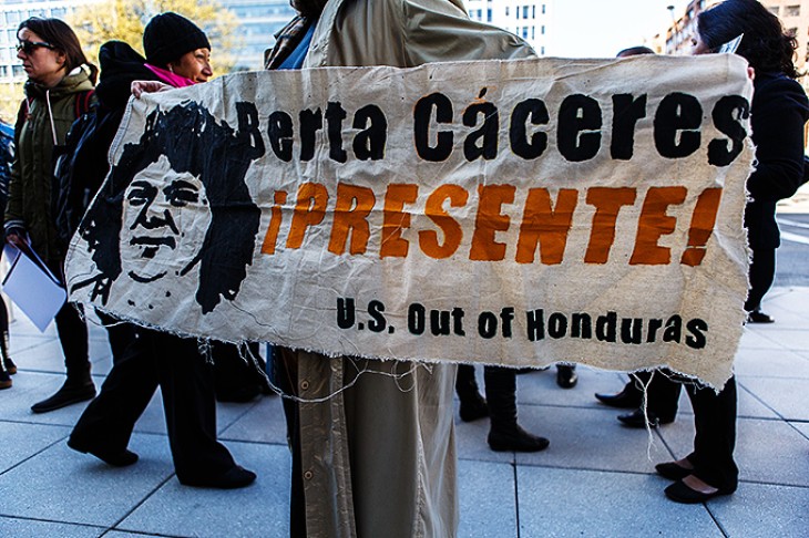 Demonstranter samles i Washington DC for at mindes Berta Cáceres
