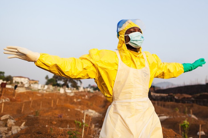 Uunder ebola-epidemien i Sierra Leone i 2014 støttede Oxfam IBIS blandt andet unge, der meldte sig til den farlige opgave det var at begrave de døde