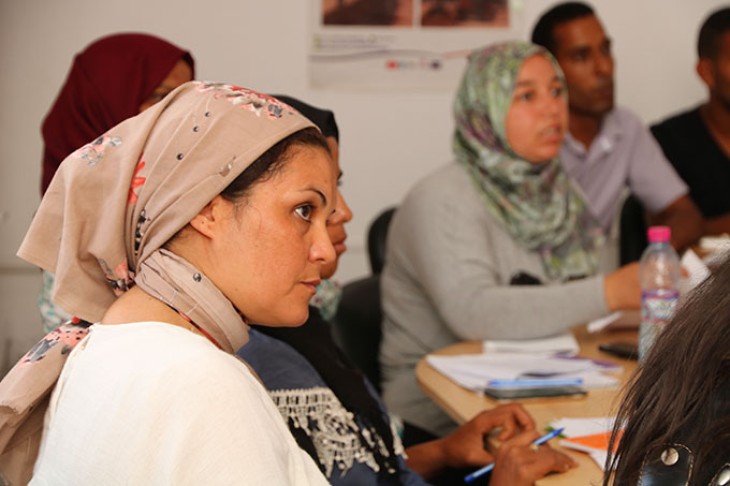 Der bor 11 millioner mennesker i Tunesien, en meget stor andel af dem er unge mellem 15 og 24 år. Arbejdsløsheden blandt de unge er høj – kun en tredjedel af de unge mænd er i job, mens det samme kun gælder for 15 procent af kvinder. En del af de unge er under uddannelse eller er beskæftiget på anden vis, men det anslås, at 25 procent af alle unge i Tunesien lige nu er inaktive – det vil sige, at de ikke er i job og ikke er i gang med nogen form for træning eller uddannelse. 