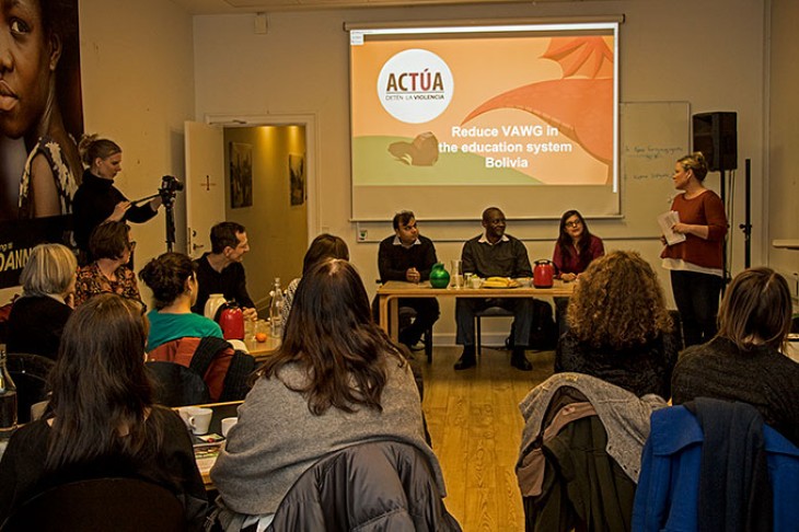 Panelet bestod af Oxfamfolk. Fra venstre Zeeshan Siddique fra Pakistan, Lisbeth Espana fra Bolivia og  Zakaria Sulemana fra Ghana. Til højre er uddannelsesrådgiver Irene Frederiksson fra OXfam IBIS 