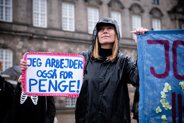 Sofie Korsgaard til demonstration foran Christiansborg sammen med jordemødre, sosu'er, socialrådgivere og de andre kvindedominerede fag, der stadig kæmper med følgerne af tjenestemandsreformen fra 1969. Deres opfordring til politikerne er klar: Kom nu ind i kampen!