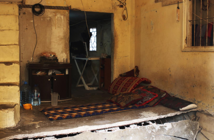 Fatimas forældres lejlighed i Beirut er faldet sammen. "Jeg er bange for stueetagen", siger hun. "Den mindste bevægelse, og den kan kollapse." (August 2020) 