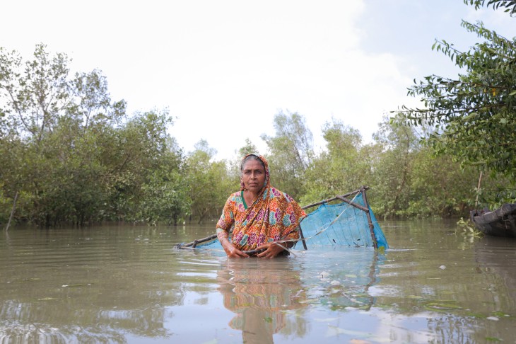 Rahela Bibi forsøger at fange fisk til sin familie, da de ikke har noget at spise efter cyklonen Bulbul. Gabura, Shamnagar.